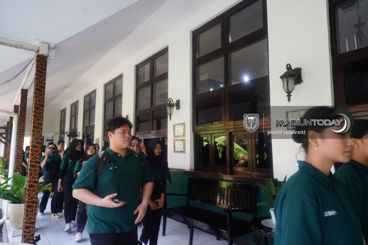 Foto 11 dari 13: Wisata Heritage Jadi Ruang Belajar, Sejarah Kota Madiun Dikenalkan Langsung di Lapangan
