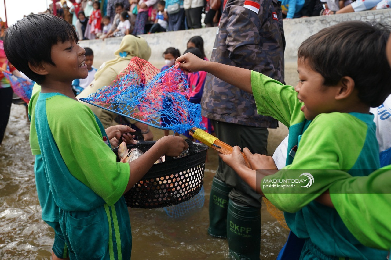 Foto 3 dari 8: Keceriaan Siswa Menangkap Ikan Bersama Wali Kota