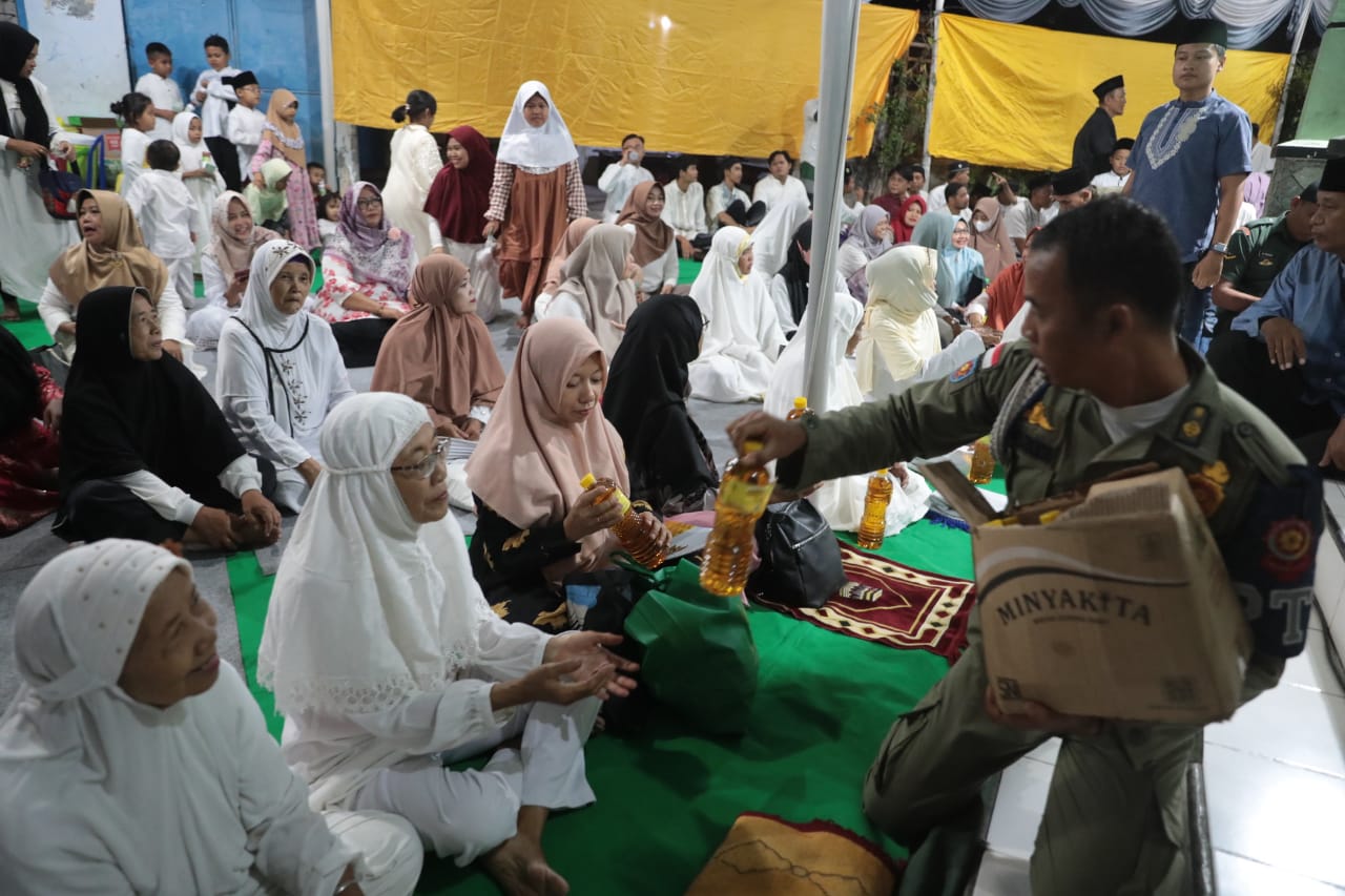 Foto 7 dari 10: Shalat Isya Berjamaah Di Masjid Al Ikhlas, Wali Kota Ajak Masyarakat Jaga Kerukunan