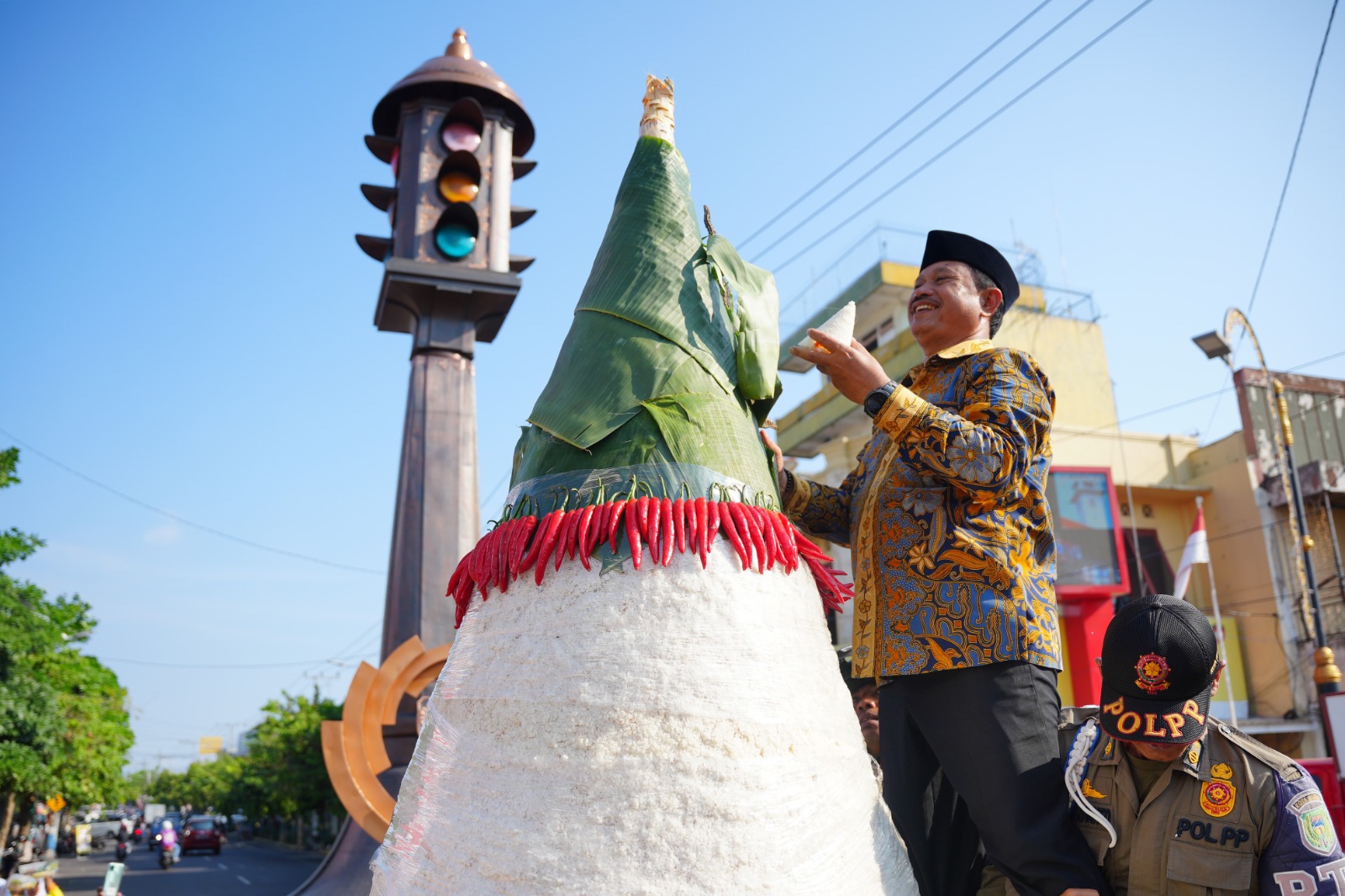 Foto 4 dari 6: Hadiri Seremoni Pembukaan Wilujeng Bumi Madhioen, Wali Kota Beri Apresiasi