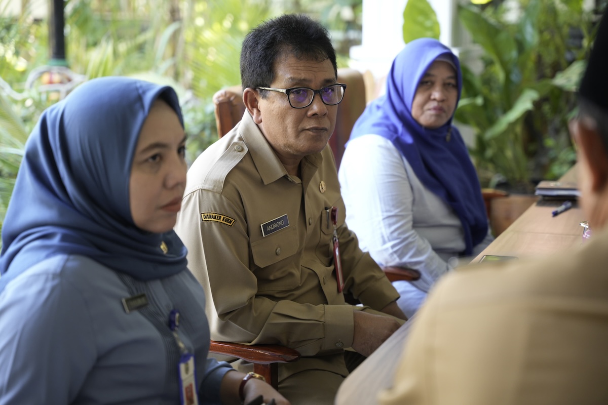 Foto 1 dari 5: Apresiasi Dukungan Pemkot Madiun, Penyelenggara Festival Jamu Gendong Serahkan Rekor MURI Kepada Wali Kota