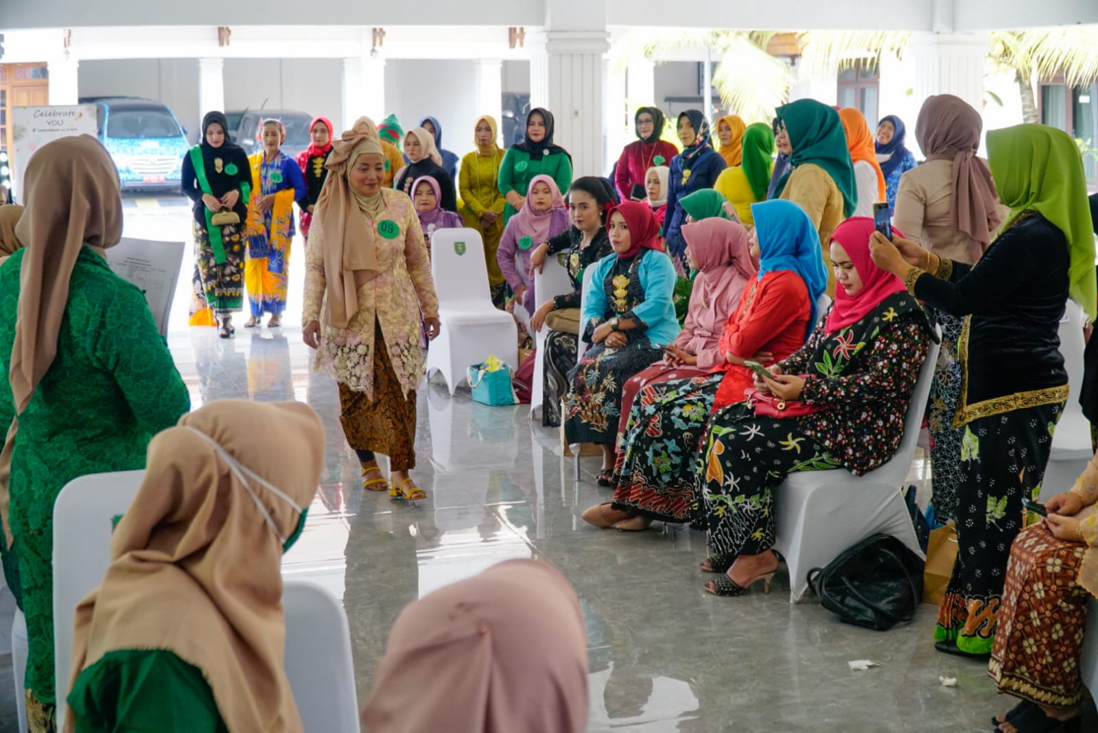 Foto 6 dari 13: Serunya Giat PKK Rayakan Hari Kartini Dengan Lomba Merias Wajah