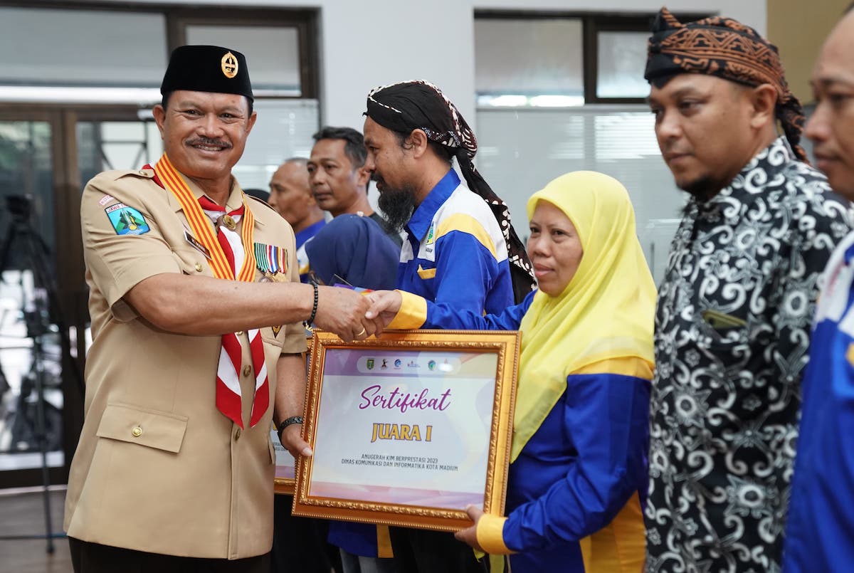 Foto 4 dari 9: Serahkan Piala AKB dan Talkshow Wali Kota Menyapa, Wali Kota: KIM Harus Jadi Penyalur Informasi