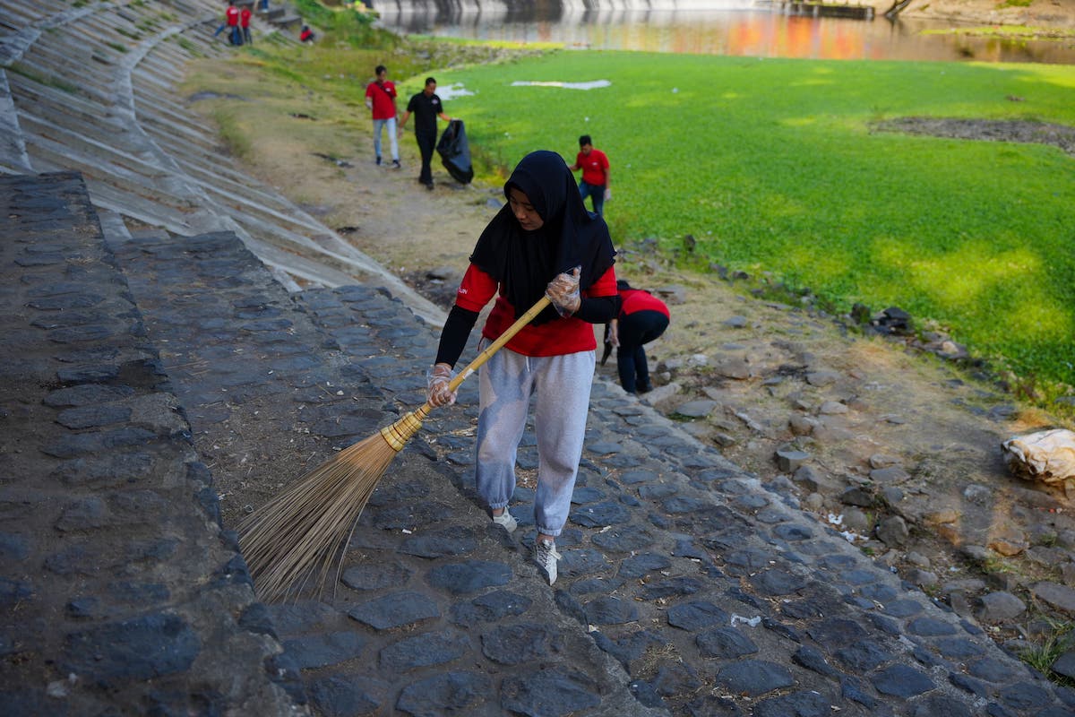 Foto 1 dari 9: Peduli Lingkungan Sekaligus Peringati World Clean Up Day, Ace Hardware Gelar Bersih-Bersih Kali Bantaran