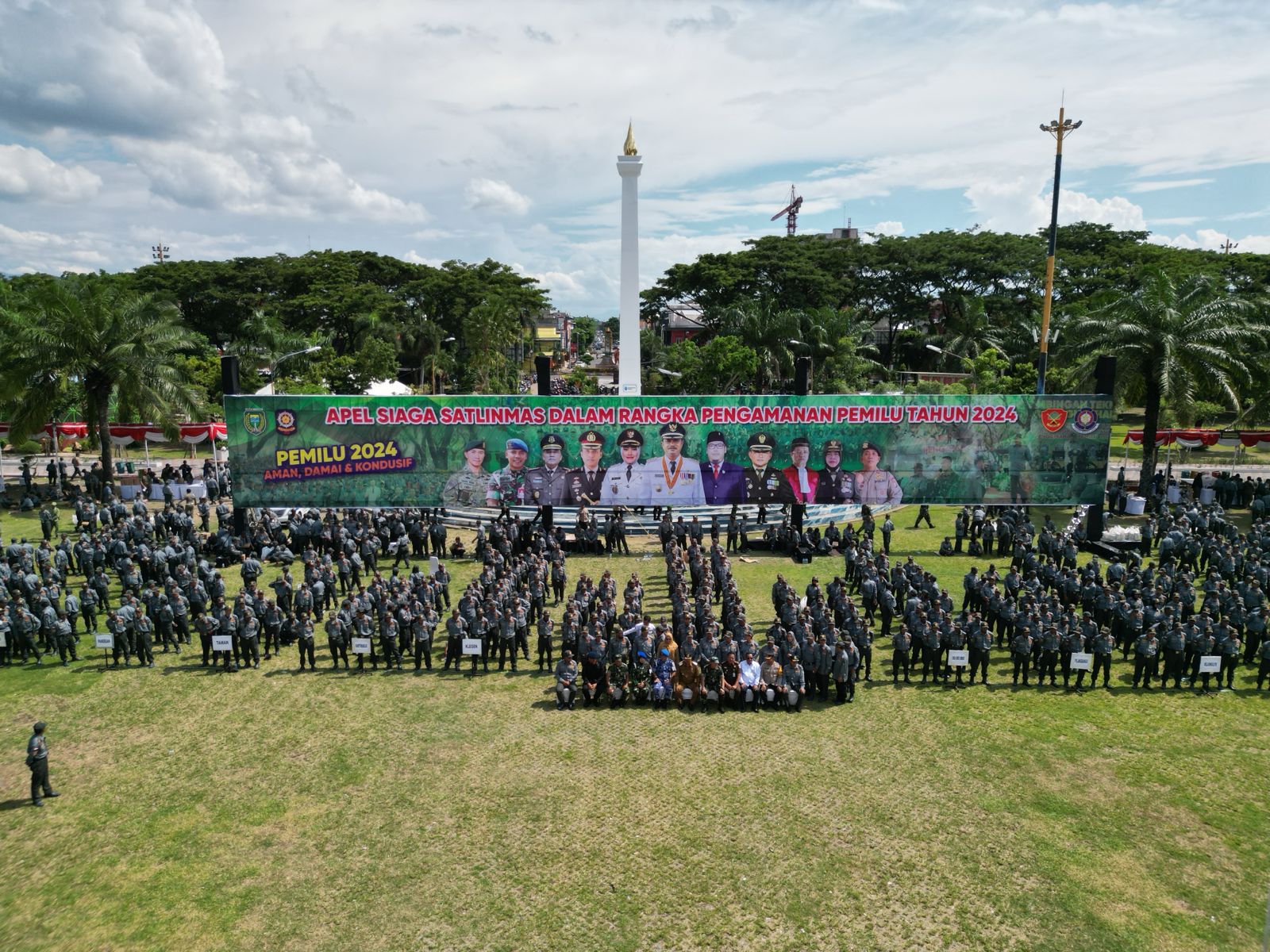Foto 9 dari 9: Pimpin Apel Siaga Satlinmas Pengamanan Pemilu, Wali Kota: Kota Kita Sudah Ready Semua