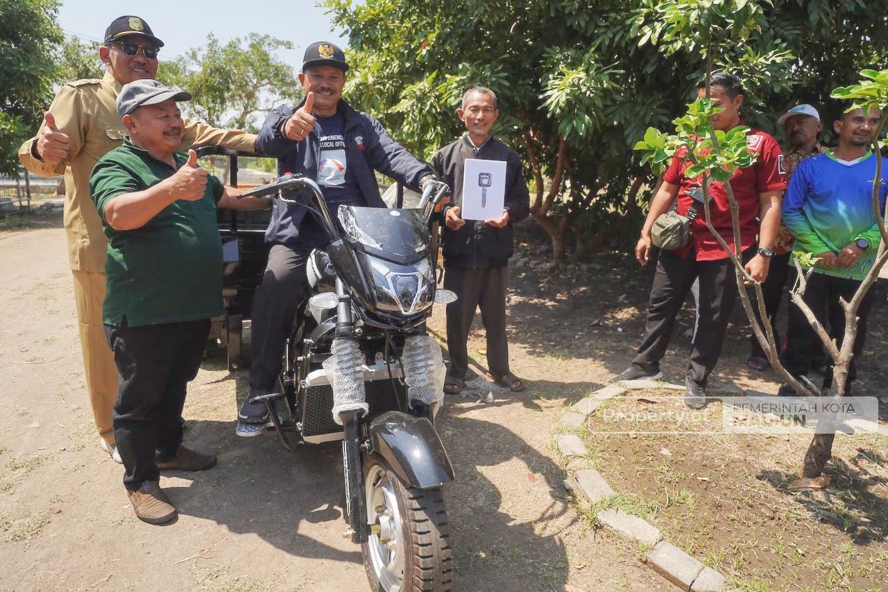DPR RI Muhtarom-Wali Kota Maidi Salurkan Bantuan 26 Alsintan Pra Panen dari Kementerian