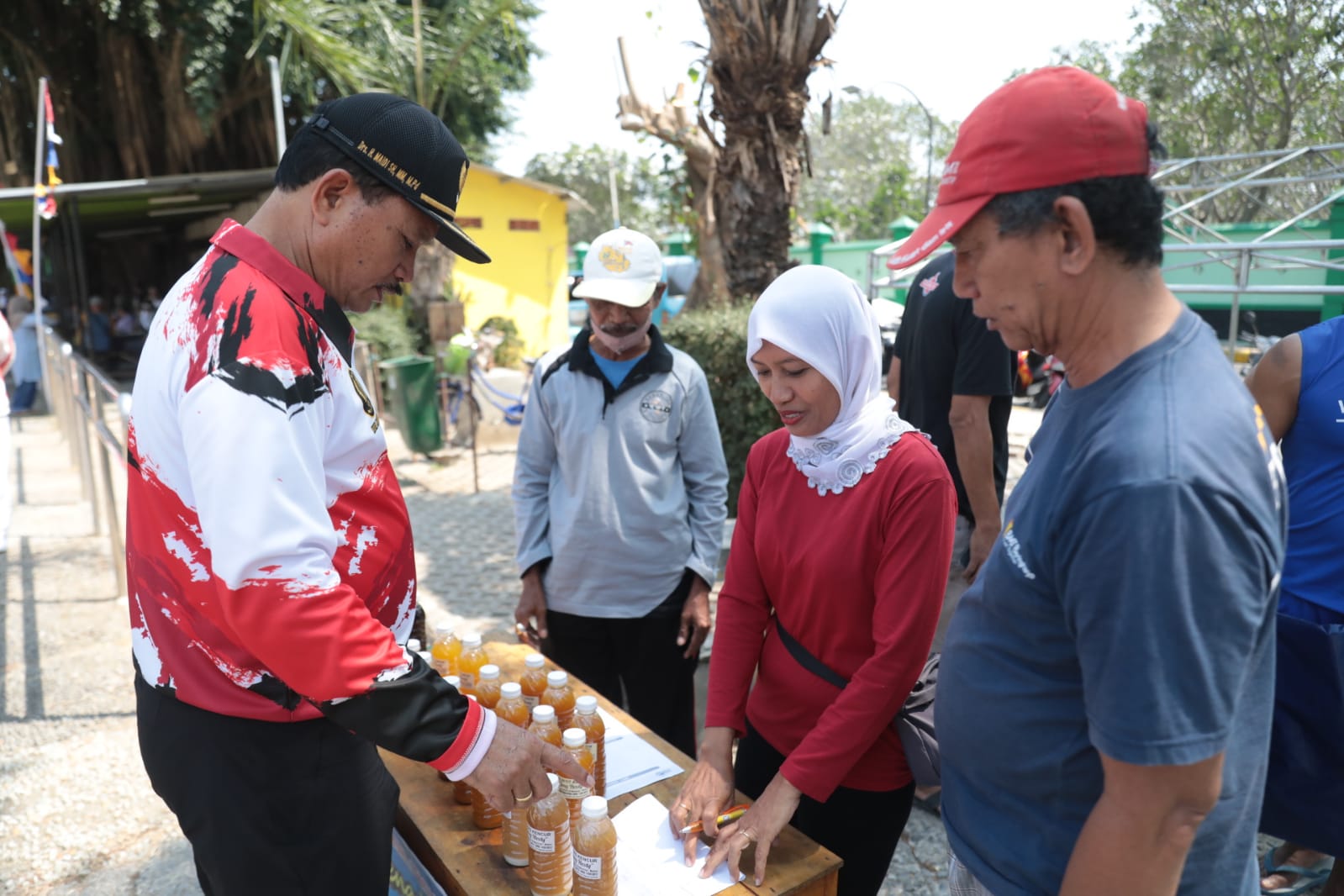 Foto 7 dari 14: Sambang Lapangan Gulun, Wali Kota Borong Dagangan Warga