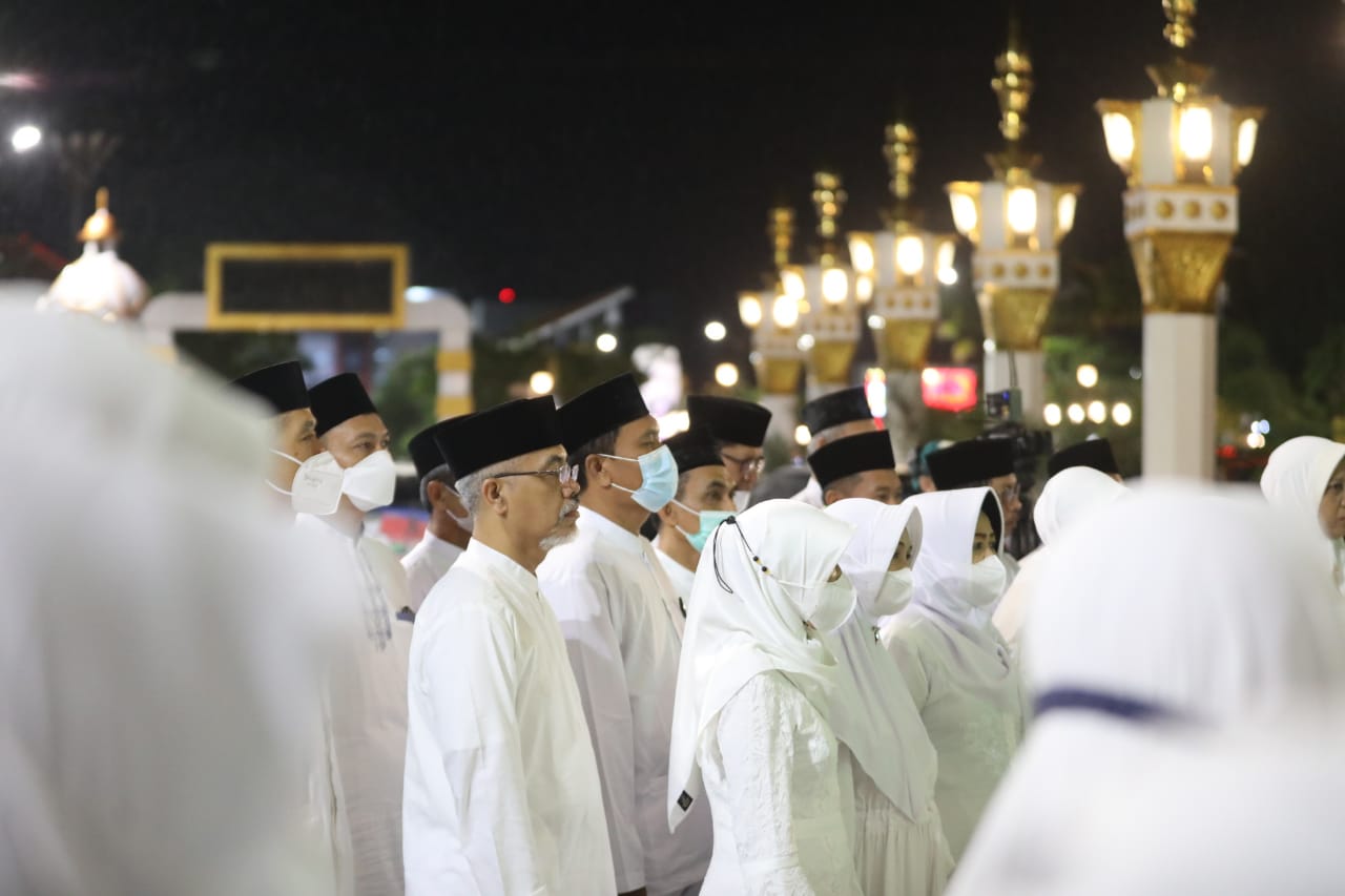 Foto 5 dari 10: Lantik Pengawas Dan Kepala Sekolah, Wali Kota : Jadilah Teladan Dan Terus Belajar