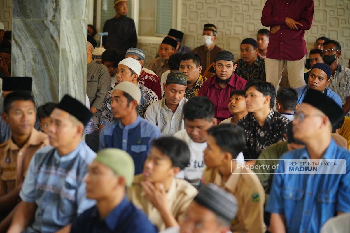 Foto 9 dari 9: Ada Ustaz Syafiq Riza Basalamah di Masjid Samsul Huda, Wali Kota Maidi Harap Sering Datang ke Kota Madiun