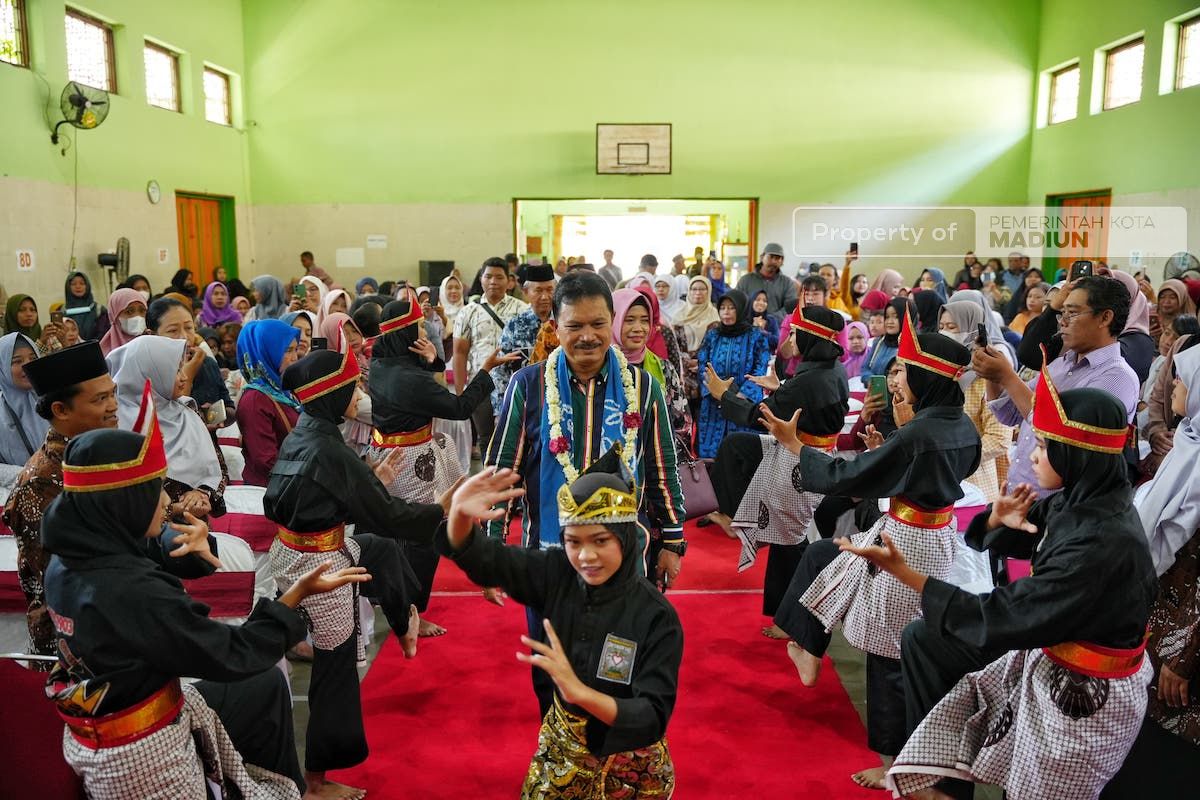 Foto 8 dari 8: Hadiri Sosialisasi Program Sekolah Di SMPN 6, Wali Kota Sampaikan Strategi Menuju Generasi Emas 2045