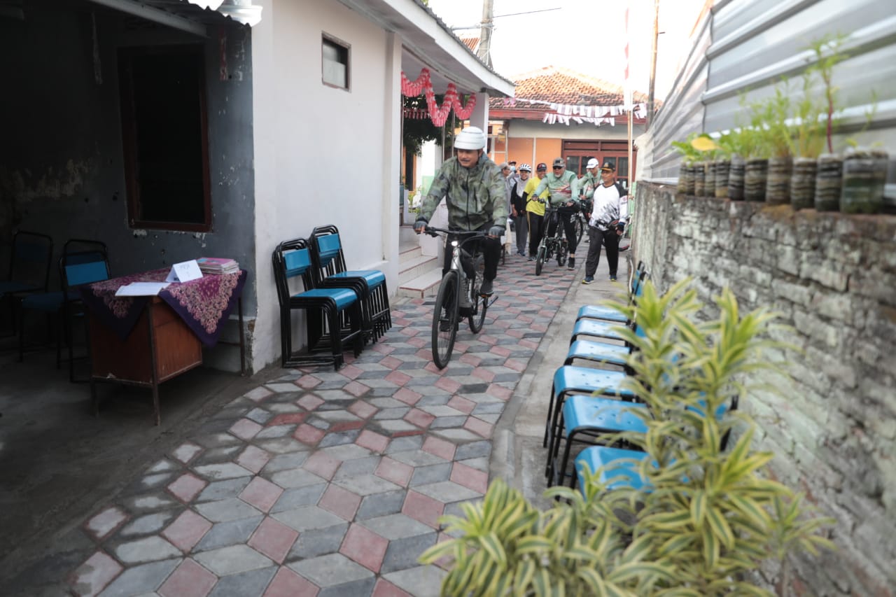 Foto utama berita: Gowes Kecamatan Taman, Wali Kota Cek Pembangunan Hingga Ke Gang Kecil