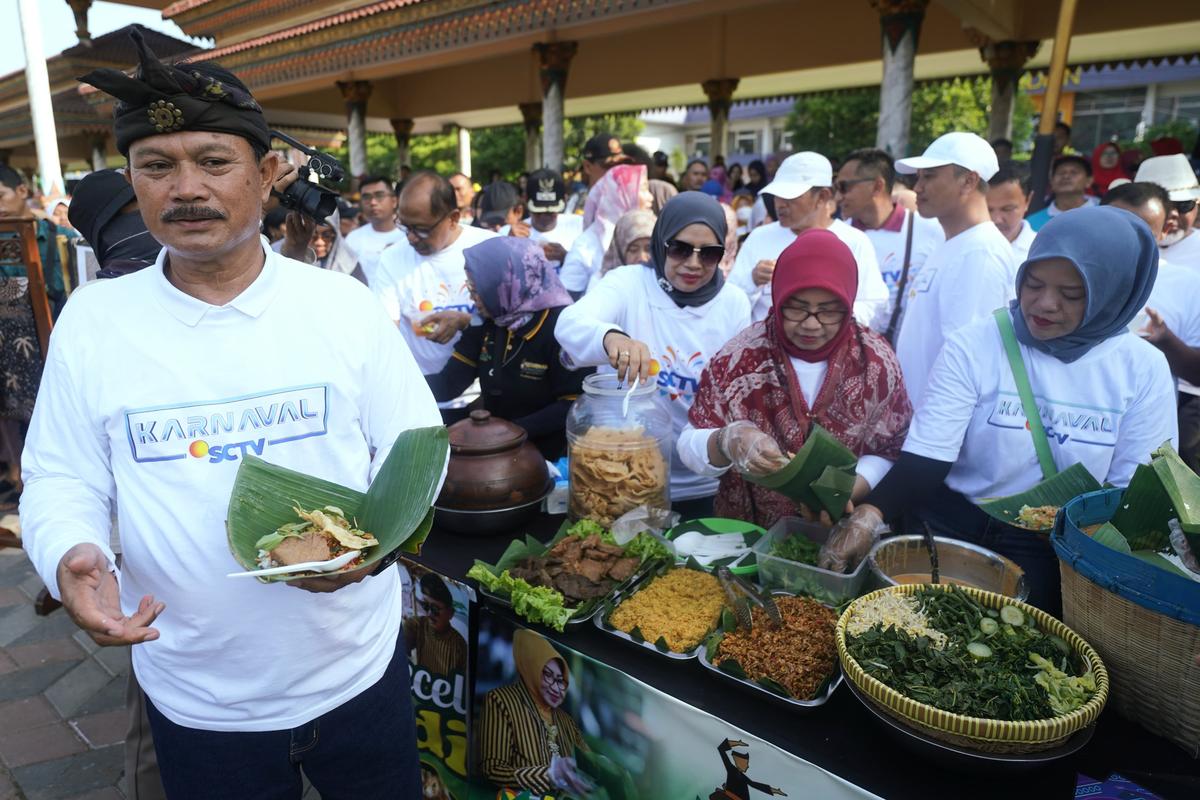 Buka Warung Pecel Bu Maidi, Wali Kota Bersama Ketua TP PKK Sediakan Nasi Pecel Dan Tape Kambang
