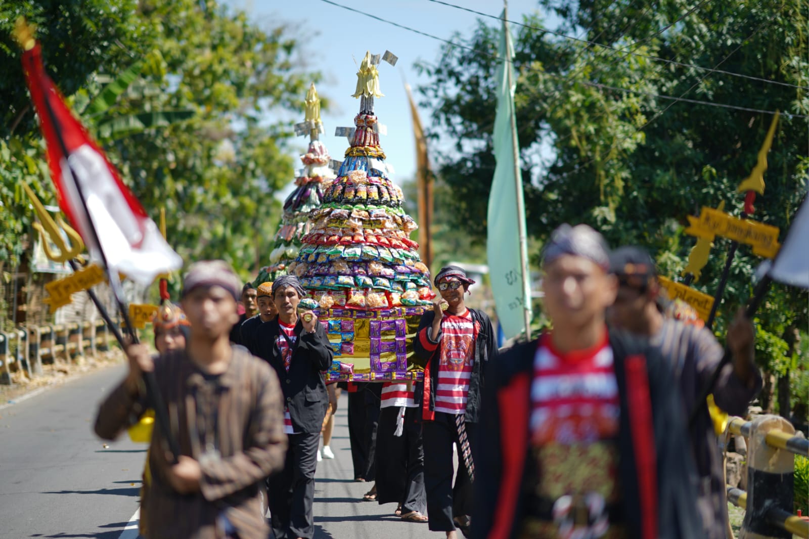 Kirab Gunungan Ramaikan Tasyakuran Bersih Desa Kelurahan Josenan