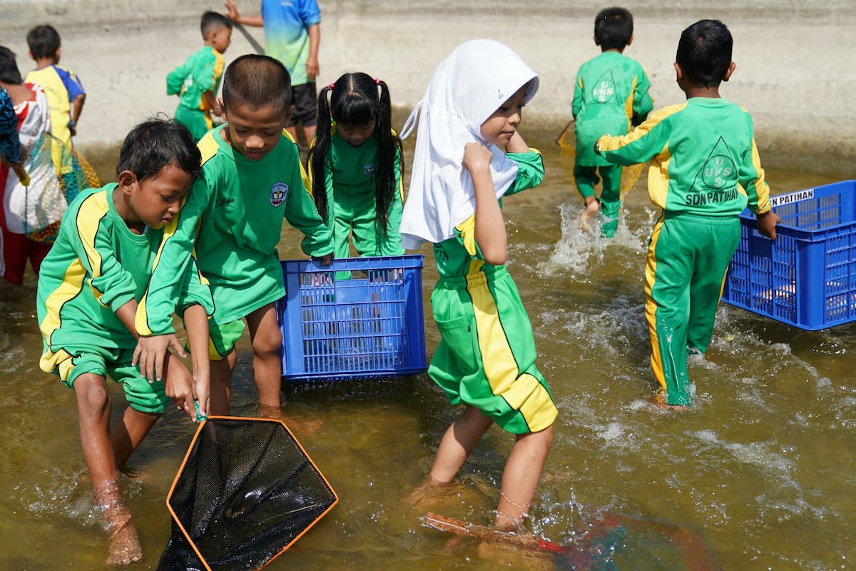 Foto 7 dari 8: Meriahkan Event Gemarikan, Wali Kota Ajak Siswa Tangkap Ikan Di Kolam