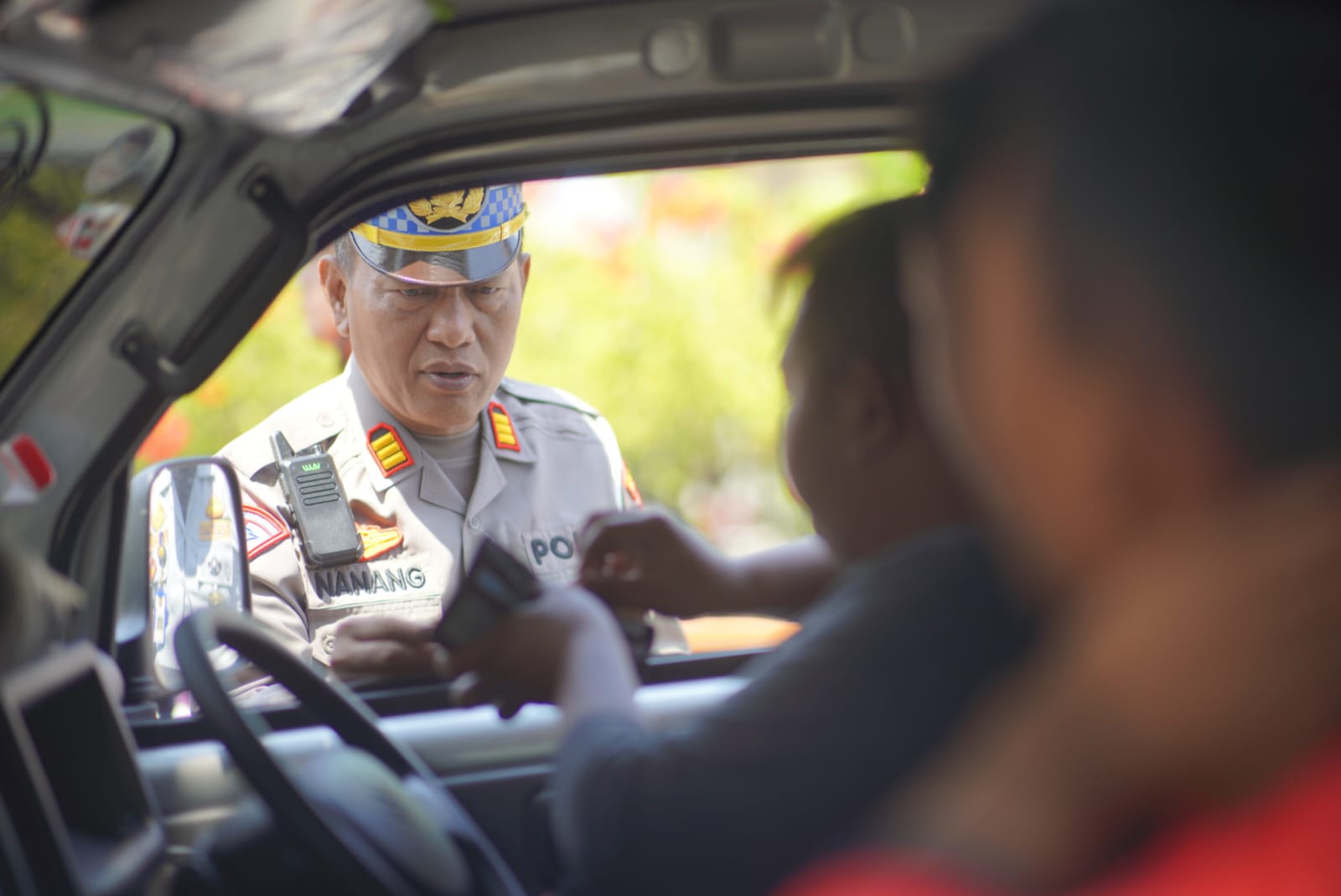 Foto 1 dari 5: Apresiasi Pengendara Tertib, Satlantas Polres Madiun Kota Bagikan Bingkisan Sebagai Hadiah