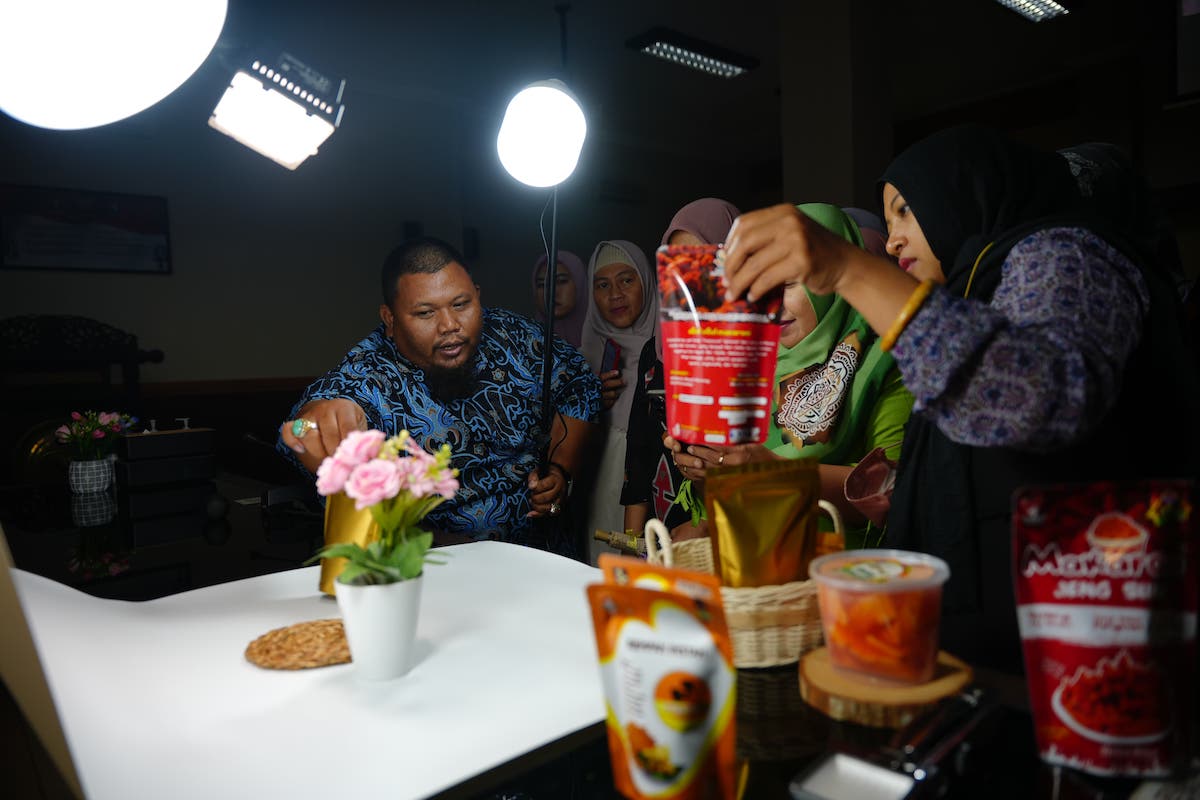 Foto 5 dari 9: Tingkatkan Nilai Jual, Puluhan Pelaku Usaha Ikuti Pelatihan Foto Produk Di Balai Kota