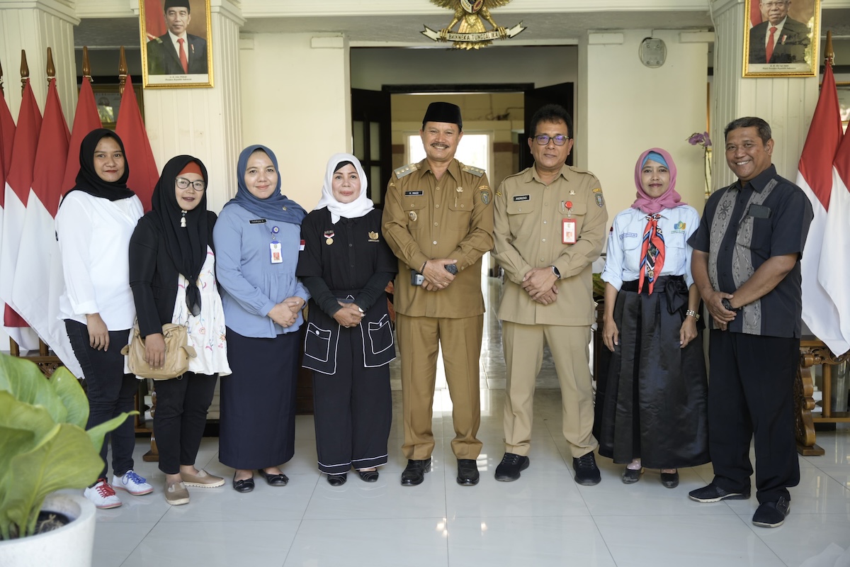 Foto 5 dari 5: Apresiasi Dukungan Pemkot Madiun, Penyelenggara Festival Jamu Gendong Serahkan Rekor MURI Kepada Wali Kota