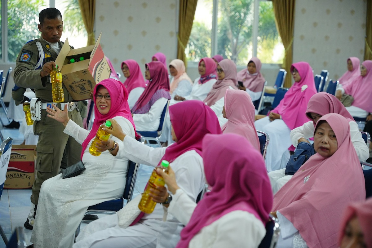 Foto 5 dari 8: Hadiri Pengajian Majelis Ta’lim Kecamatan Kartoharjo, Wali Kota Sampaikan Pesan Jaga Kota dengan Doa