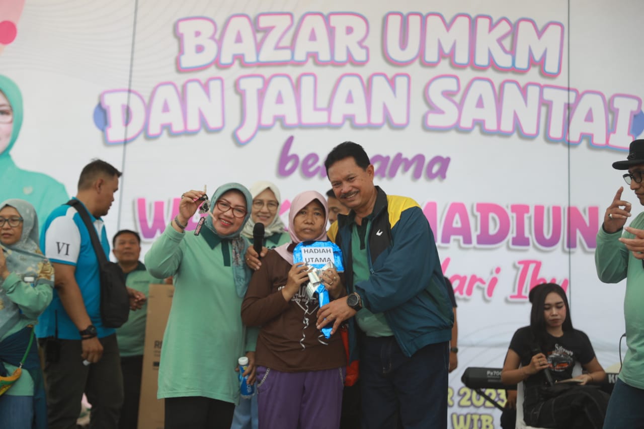 Foto 23 dari 28: Jalan Santai Bersama Warga Taman, Wali Kota : Perayaan Ini Untuk Masyarakat