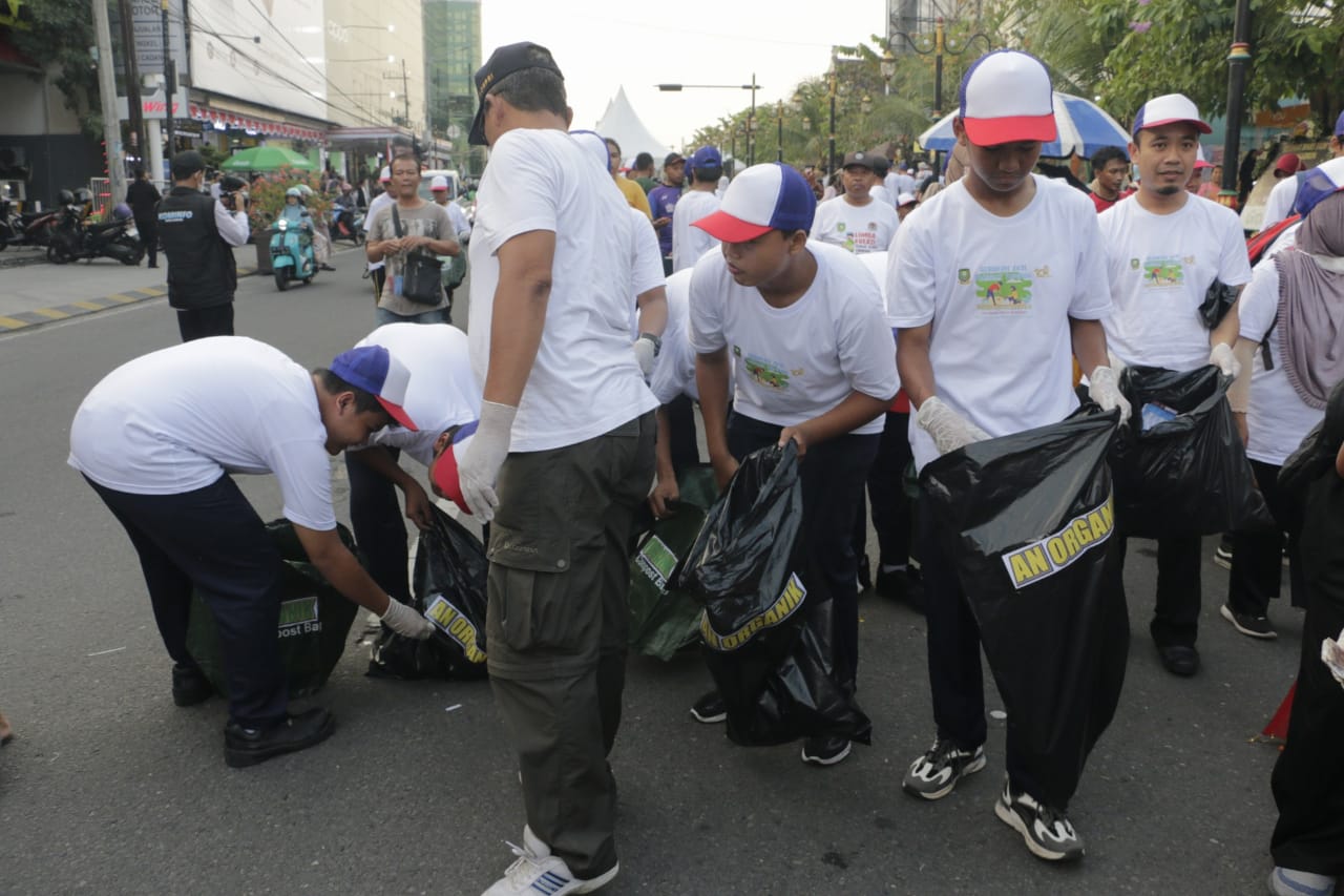 Foto 5 dari 6: Ada Aksi Pungut Sampah Bersama 105 Pelajar Dalam Peringatan Hari Jadi, Wali Kota Beri Apresiasi