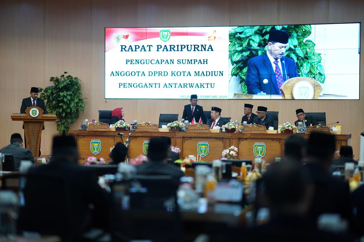 Foto utama berita: Paripurna Pengucapan Sumpah PAW, Kokok Patihan Resmi Digantikan Widodo Ponco Putro