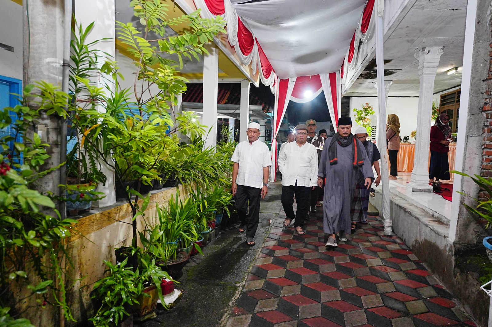 Foto 10 dari 10: Lewat Shalat Isya Berjamaah, Wali Kota Ajak Warga Dukung Pembangunan Kota