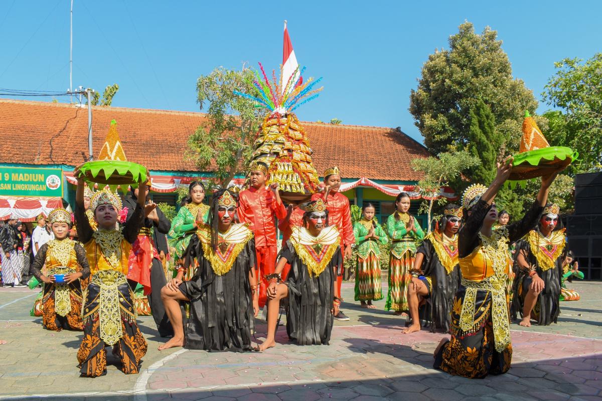 Foto 3 dari 6: Tanamkan Karakter Pancasila Sejak Dini Pada Siswa, Peringatan 38 Tahun SMPN 9 Madiun Kental Berbalut Adat Nusantara