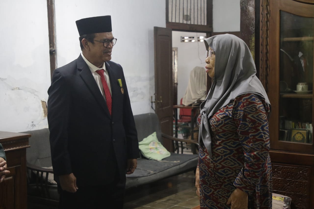 Foto 2 dari 6: Bentuk Penghormatan Bagi Pahlawan Negeri, Sekda Salurkan Tali Asih Bagi Janda Perintis