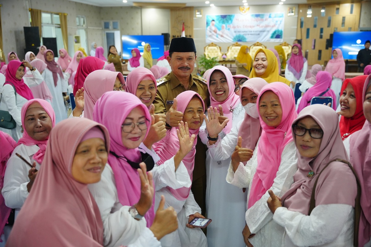 Foto 6 dari 8: Hadiri Pengajian Majelis Ta’lim Kecamatan Kartoharjo, Wali Kota Sampaikan Pesan Jaga Kota dengan Doa