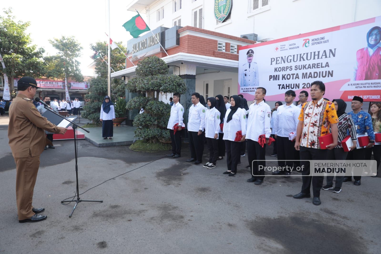 Foto 4 dari 12: Pimpin Apel HUT PMI ke-78, Wali Kota Kukuhkan 30 Sukarelawan PMI dan Beri Penghargaan ke Pendonor Terbanyak