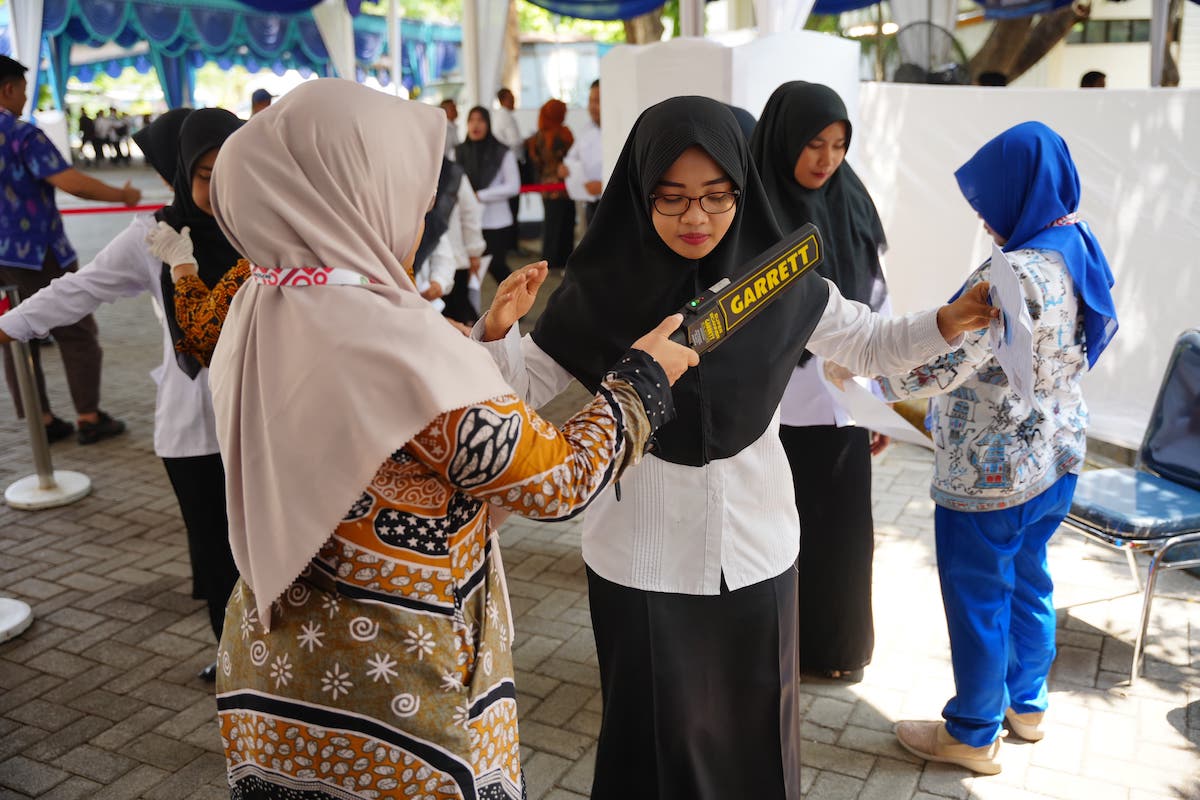 Foto 6 dari 7: Duh! Peserta Tes CPNS/PPPK Kedapatan Bawa Jimat Hingga Contekan Jelang Masuk Ruang Ujian