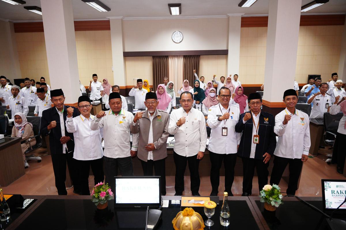 Foto 7 dari 8: Hadiri Raker XIX Baznas Kota Madiun, Pj Wali Kota Turut Salurkan Bantuan Bagi Warga Yang Membutuhkan