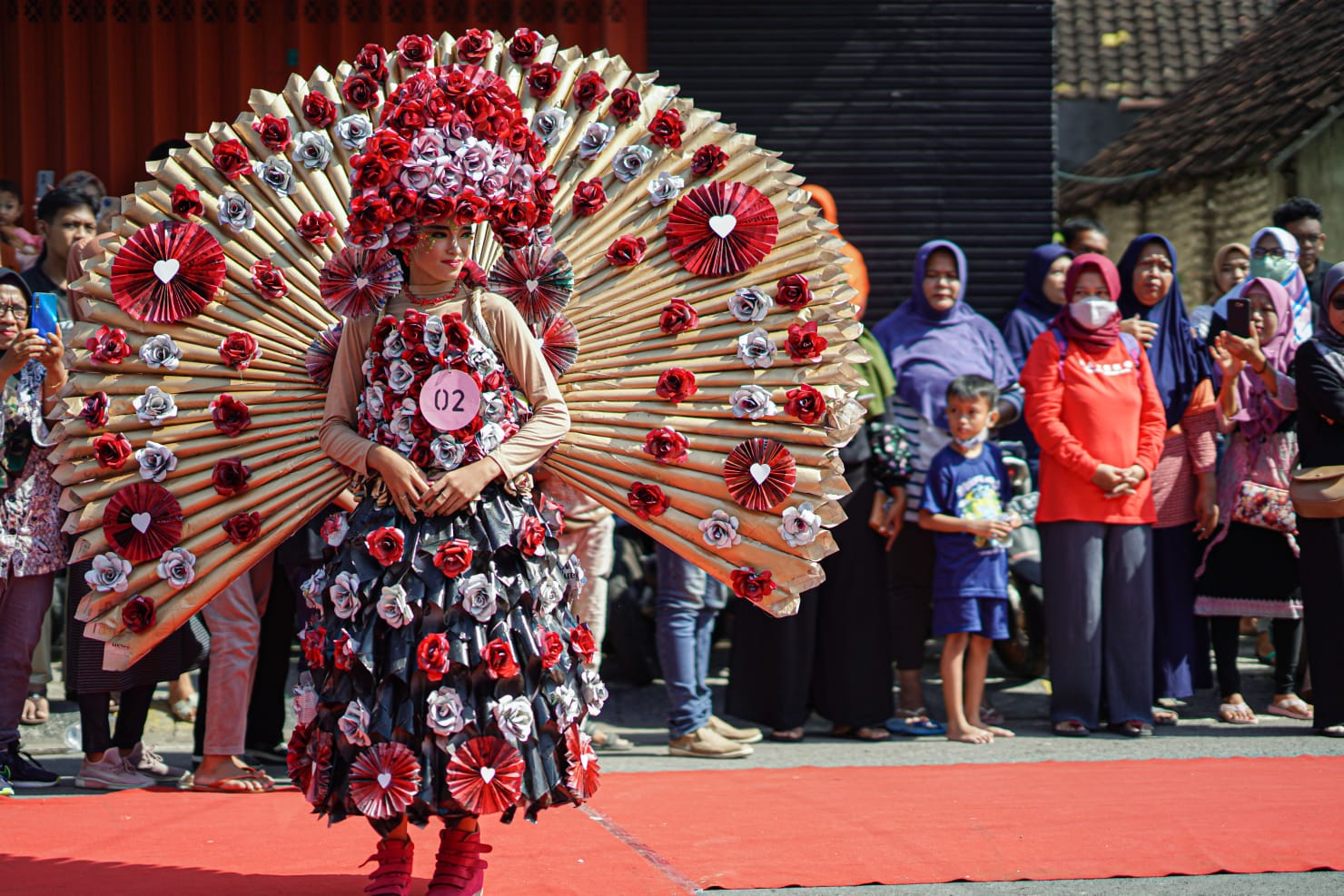 Foto 8 dari 10: Kreatif Manfaatkan Limbah, Kelurahan Nambangan Lor Gelar Lomba Kostum Carnival Daur Ulang
