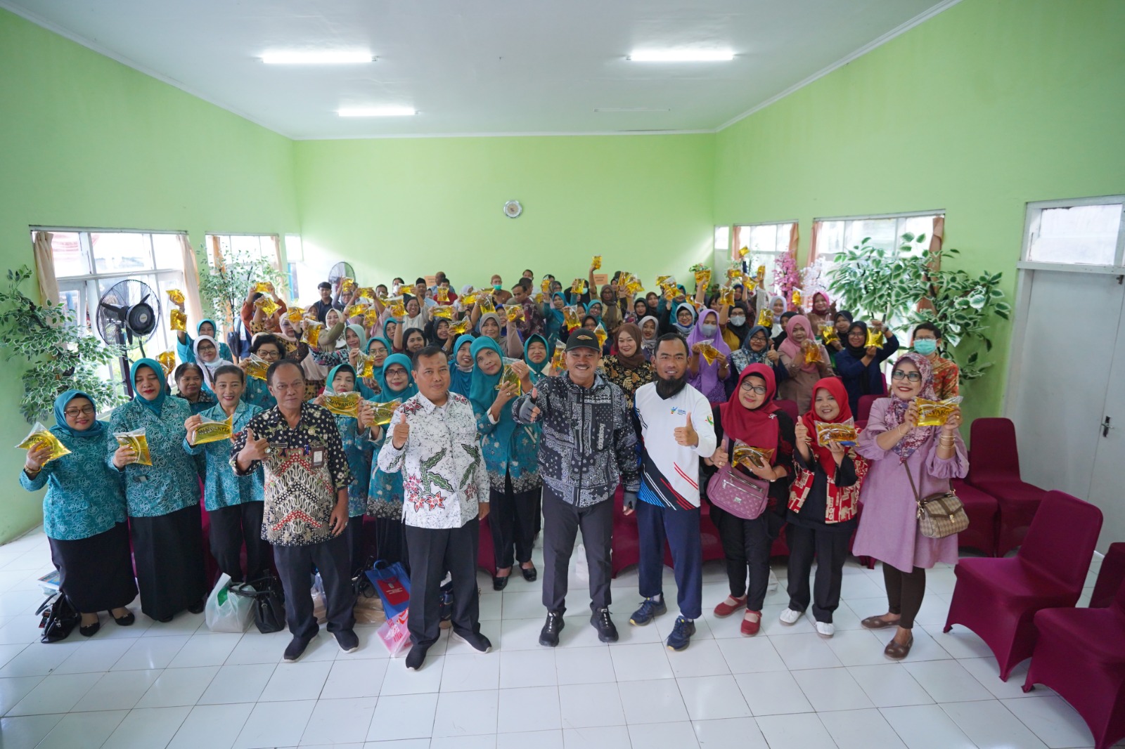 Foto 10 dari 10: Wali Kota Sampaikan Oleh-Oleh dari Luar Negeri Saat Gowes di Tiga Kelurahan