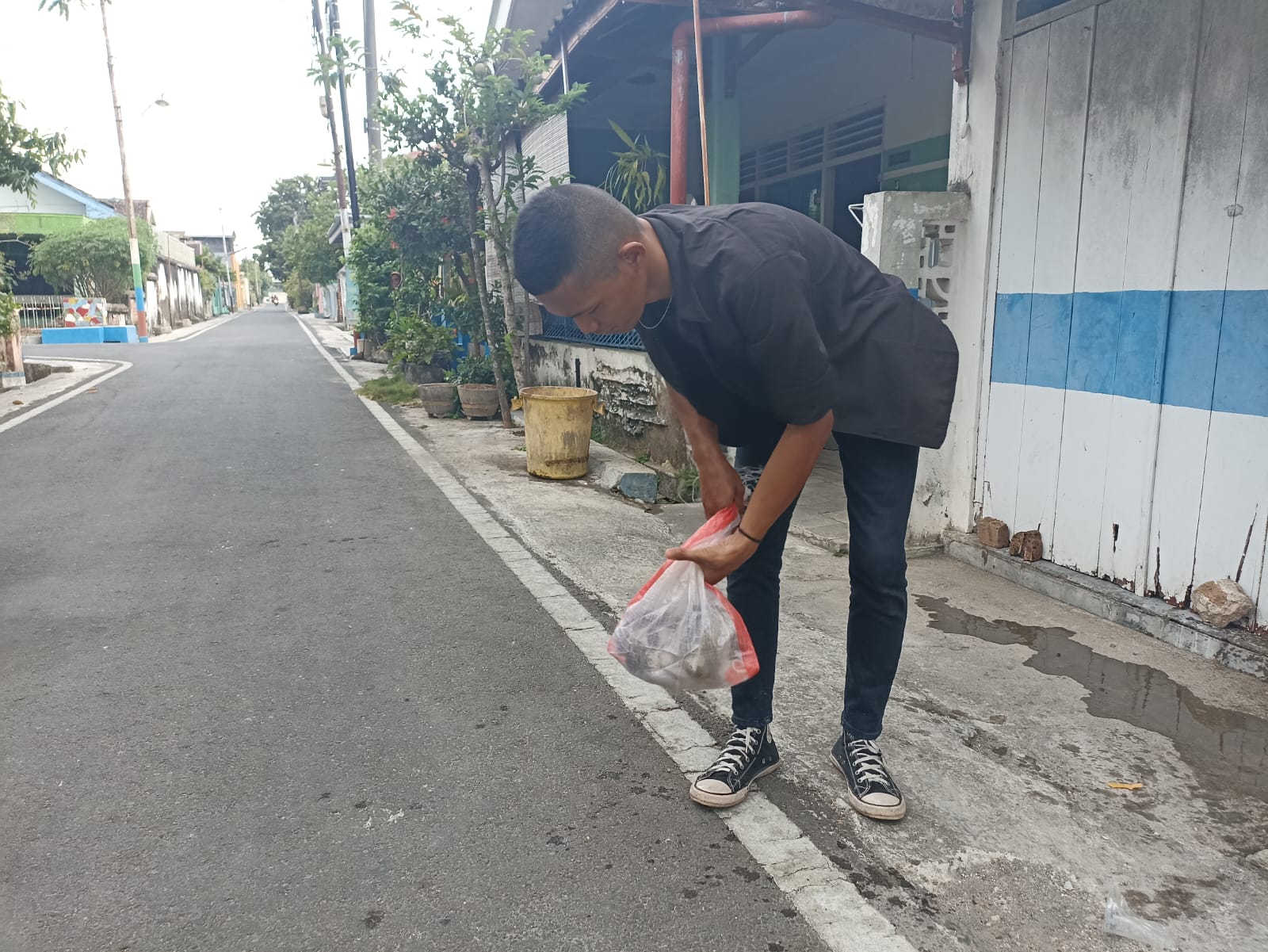 Foto 2 dari 6: Ular Jali Masuk Rumah Warga, Tim Jaga Satwa Bantu Evakuasi