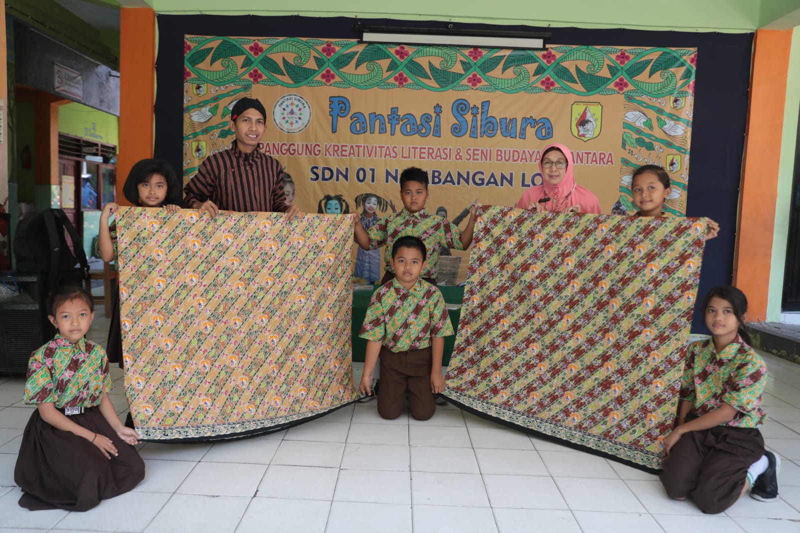 Foto 4 dari 5: Penjaga SDN 01 Nambangan Lor Ciptakan Desain Batik Khas Sekolah