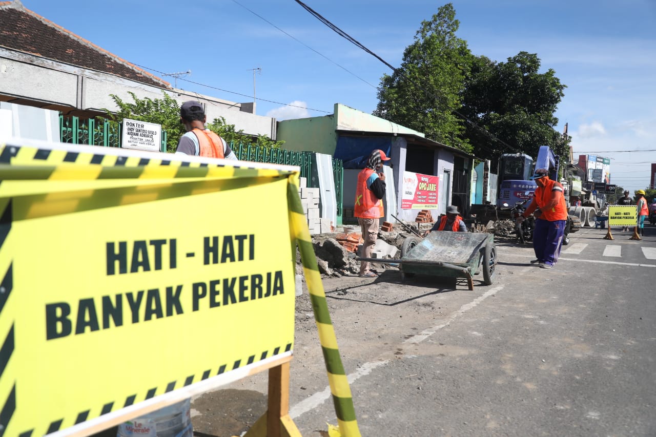 Foto 6 dari 7: Trotoar Jalan dr Seotomo Juga Bersolek, Pembangunan Ditarget Selesai Juli Nanti
