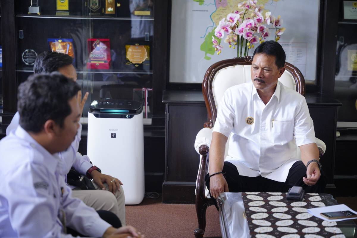 Foto 12 dari 18: Banyak Tamu Ingin Bertemu, Wali Kota Layani Empat Audiensi Sekaligus Secara Bergantian
