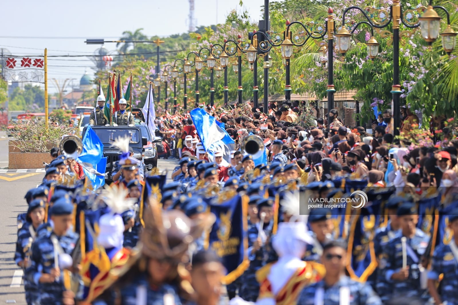 Foto 1 dari 9: Bukan Sekedar Kirab Bendera, Pataka Jer Basuki Mawa Bewa Syarat Makna