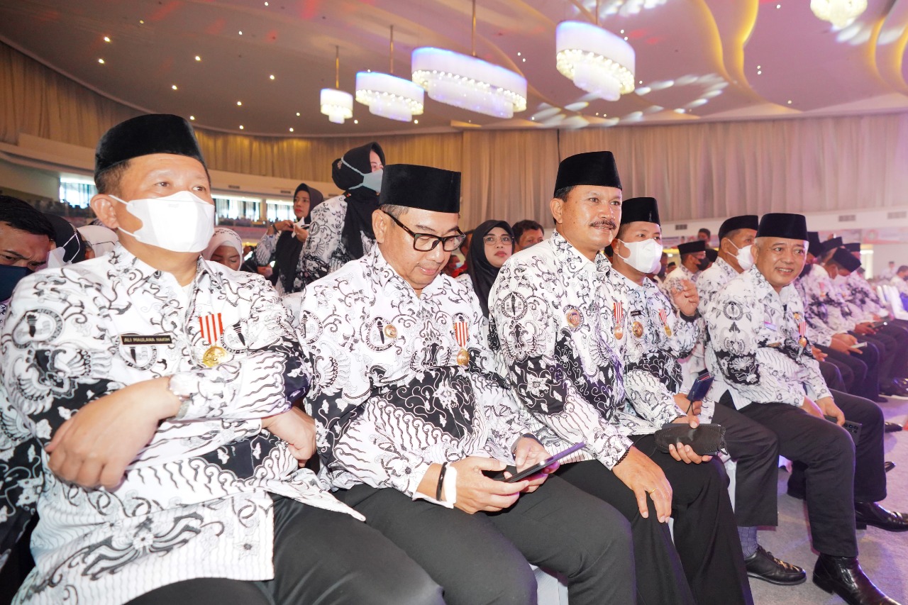 Foto 6 dari 10: Komitmen Tingkatkan Pendidikan, Wali Kota Maidi Diganjar Anugerah Dwija Praja Nugraha
