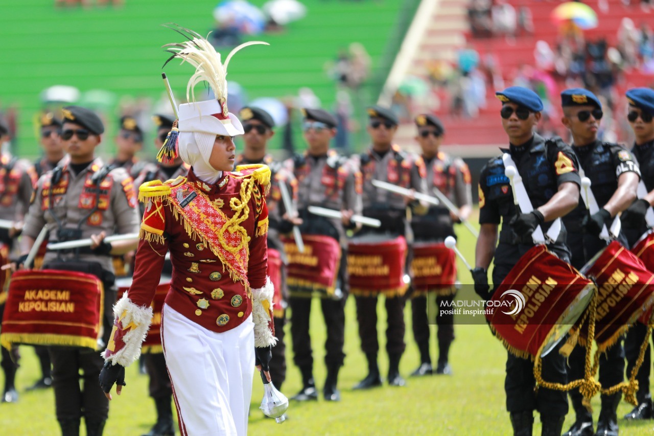 Foto 5 dari 19: Sukses Memukau Masyarakat, Aksi Drumcorps Pelopor Cenderawasih Akpol Dapat Apresiasi Wali Kota Maidi