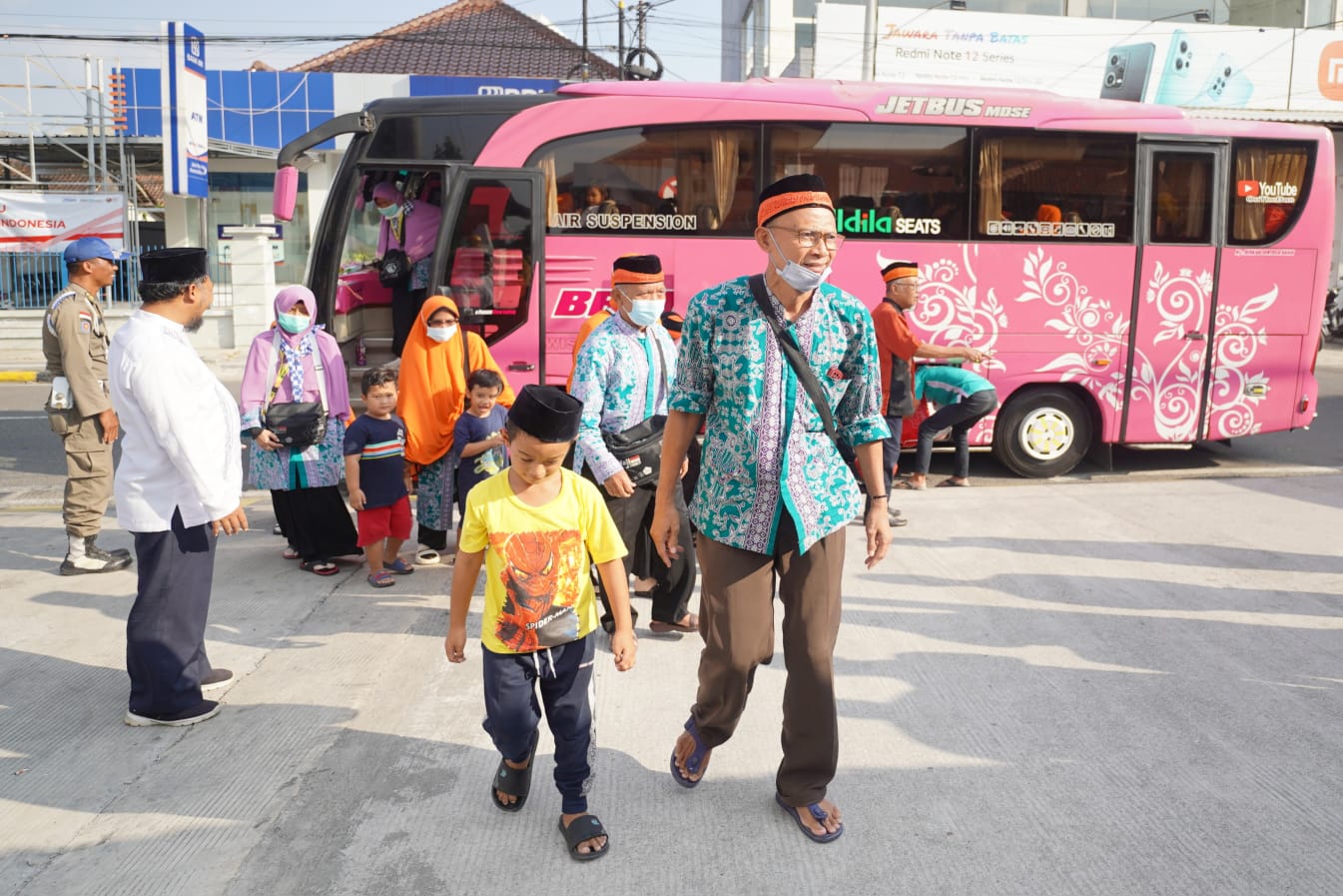 Foto 8 dari 10: 19 Jamaah Haji Tahap Dua Tiba, Wali Kota Sambut Kepulangan di Masjid Azzahra