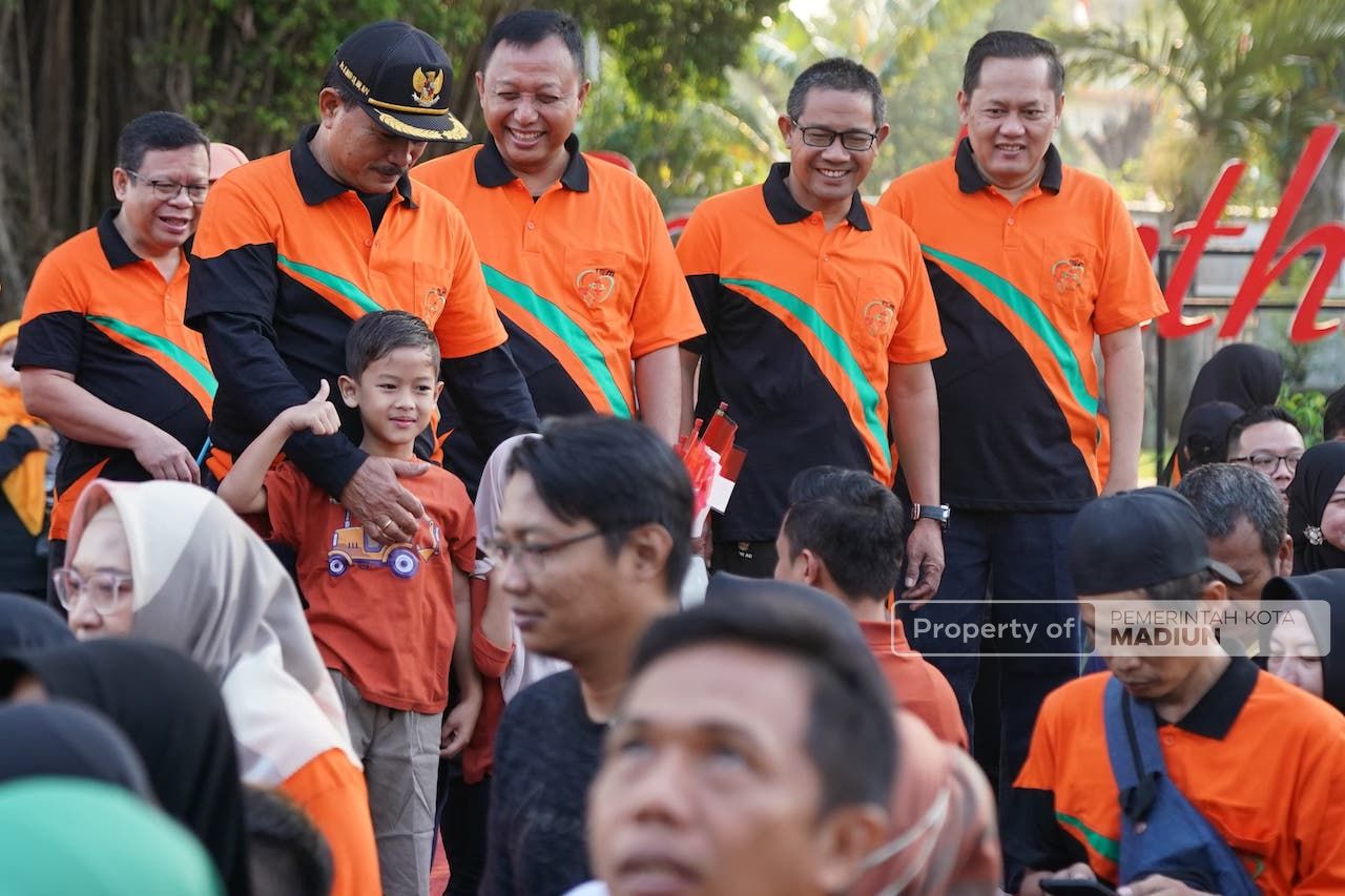 Foto 8 dari 9: Mlaku-Mlaku Bareng Karyawan RSUD dr Soedono, Wali Kota: Pelayan Kesehatan Harus Sehat