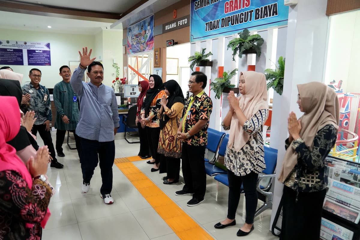 Foto 8 dari 9: Hadiri Kegiatan Monev Kinerja di Dispendukcapil, Wali Kota Harap Pelayanan Optimal
