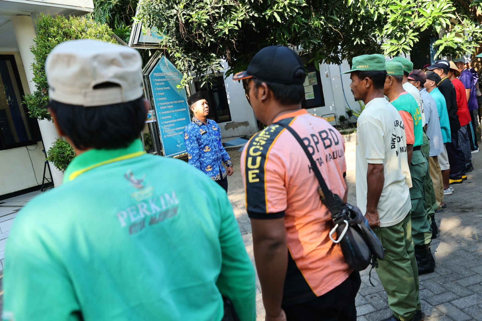 Foto 7 dari 9: Pimpin Kerja Bakti, Wali Kota Dr. Maidi Harap Lingkungan Sehat tidak Bawa Penyakit