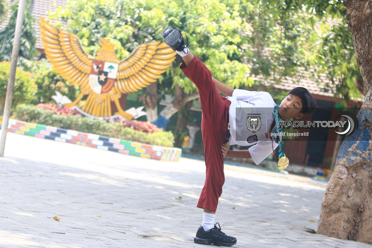 Foto 5 dari 6: Tak Gentar Hadapi Karateka Berpengalaman, Langkah Kecil Abinaya Sabet Juara 1 Kumite di Ajang Internasional