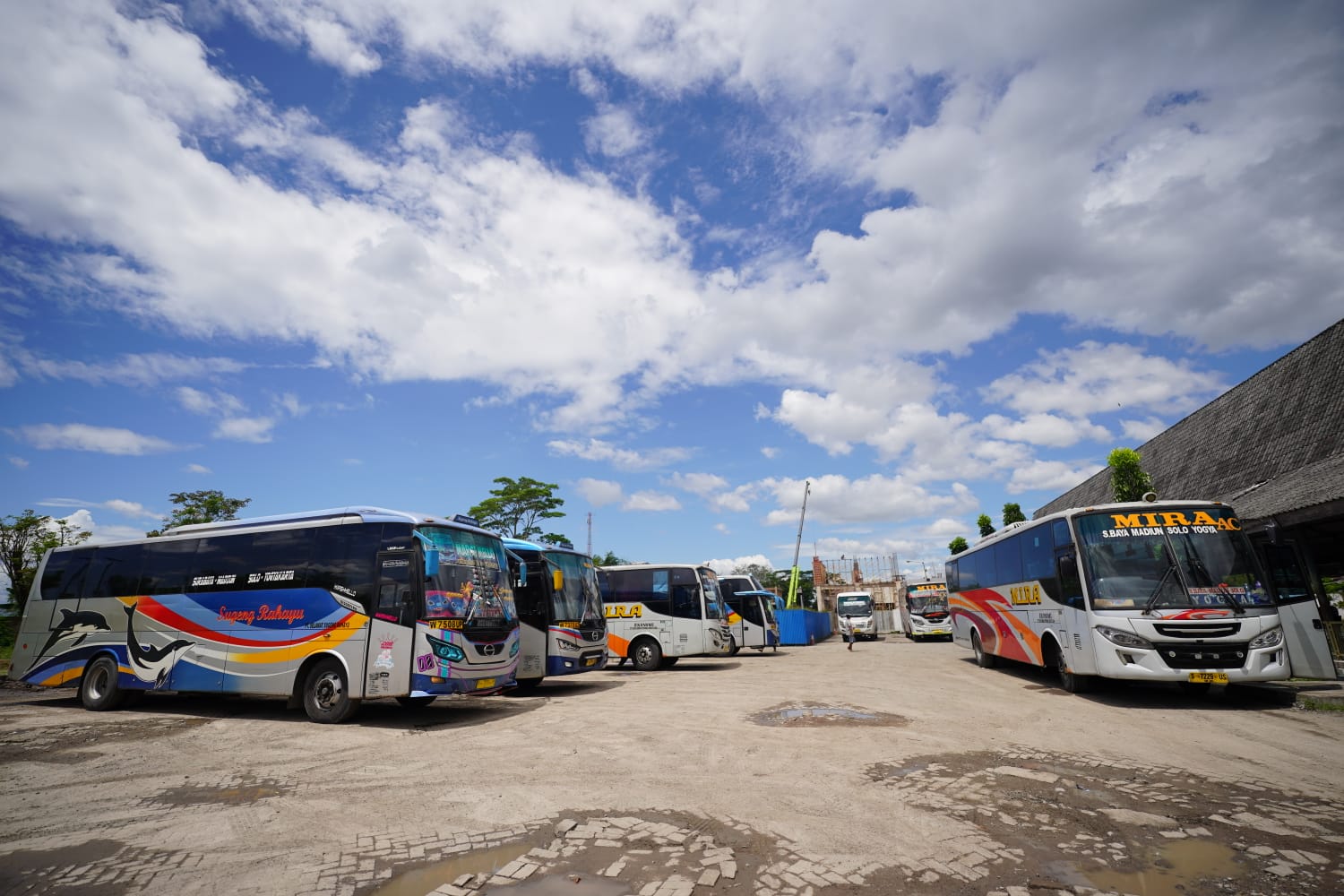Foto 6 dari 8: H-10 Lebaran, Terminal Purbaya Madiun Masih Sepi Pemudik