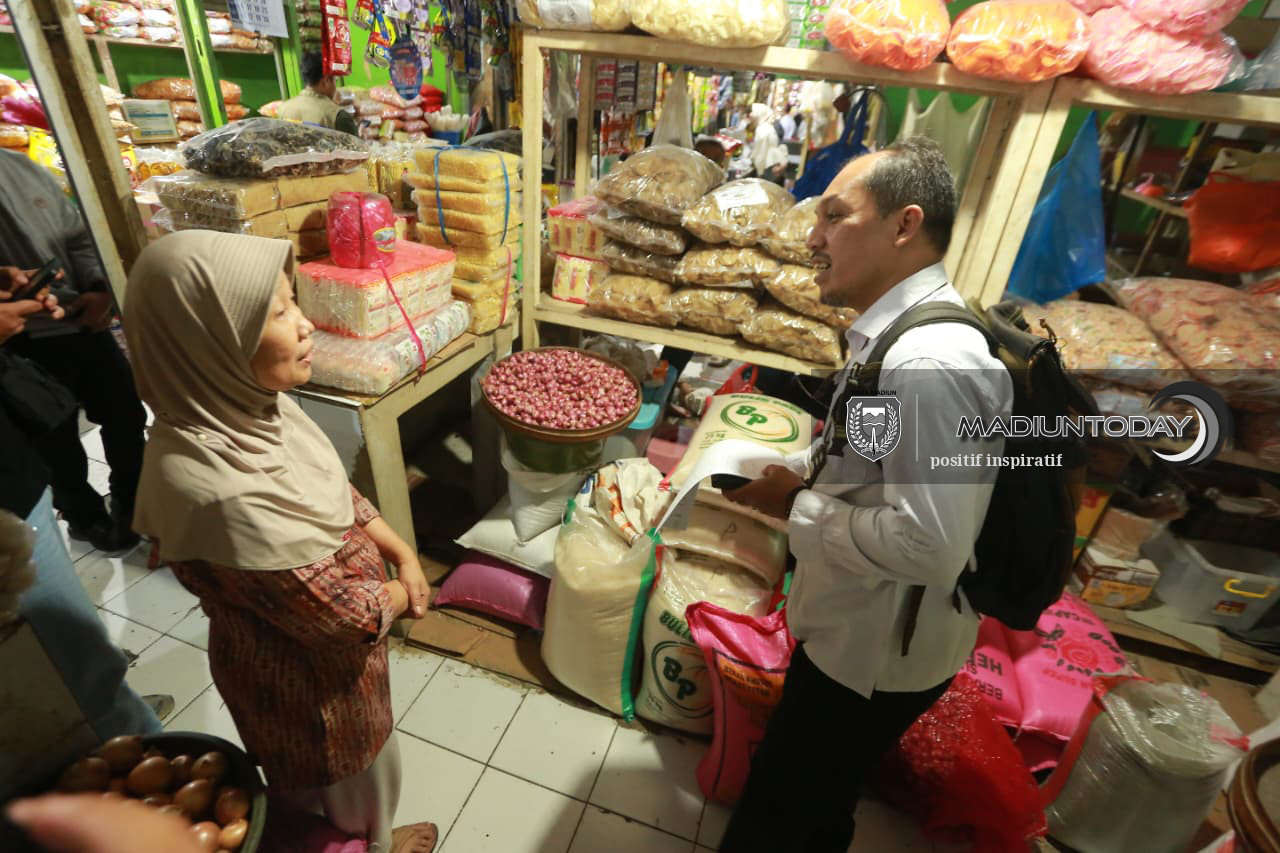 Foto 2 dari 10: Stok SPHP Aman, Bapanas Sidak Ketersediaan dan Harga Beras di Pasar Besar Madiun