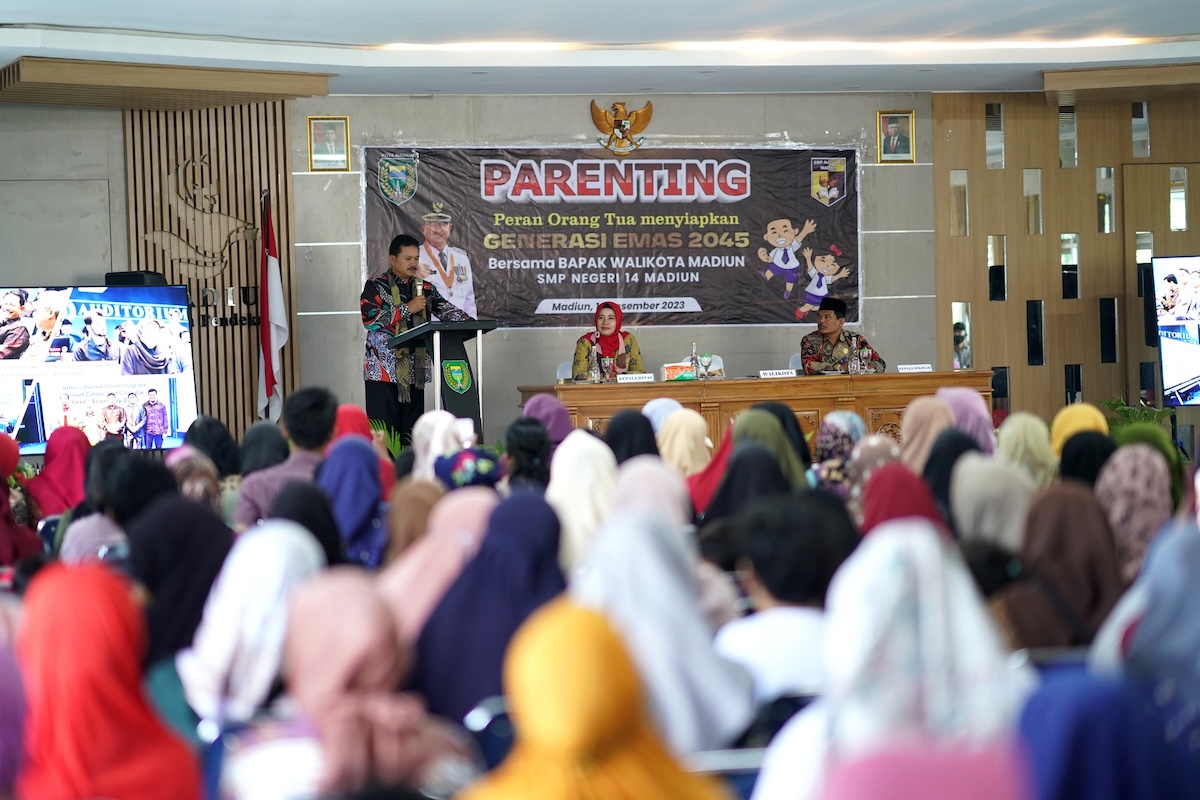 Foto 2 dari 9: Wujudkan Generasi Emas 2045, Wali Kota Beri Arahan Kepada Orangtua Siswa SMPN 14 Kota Madiun