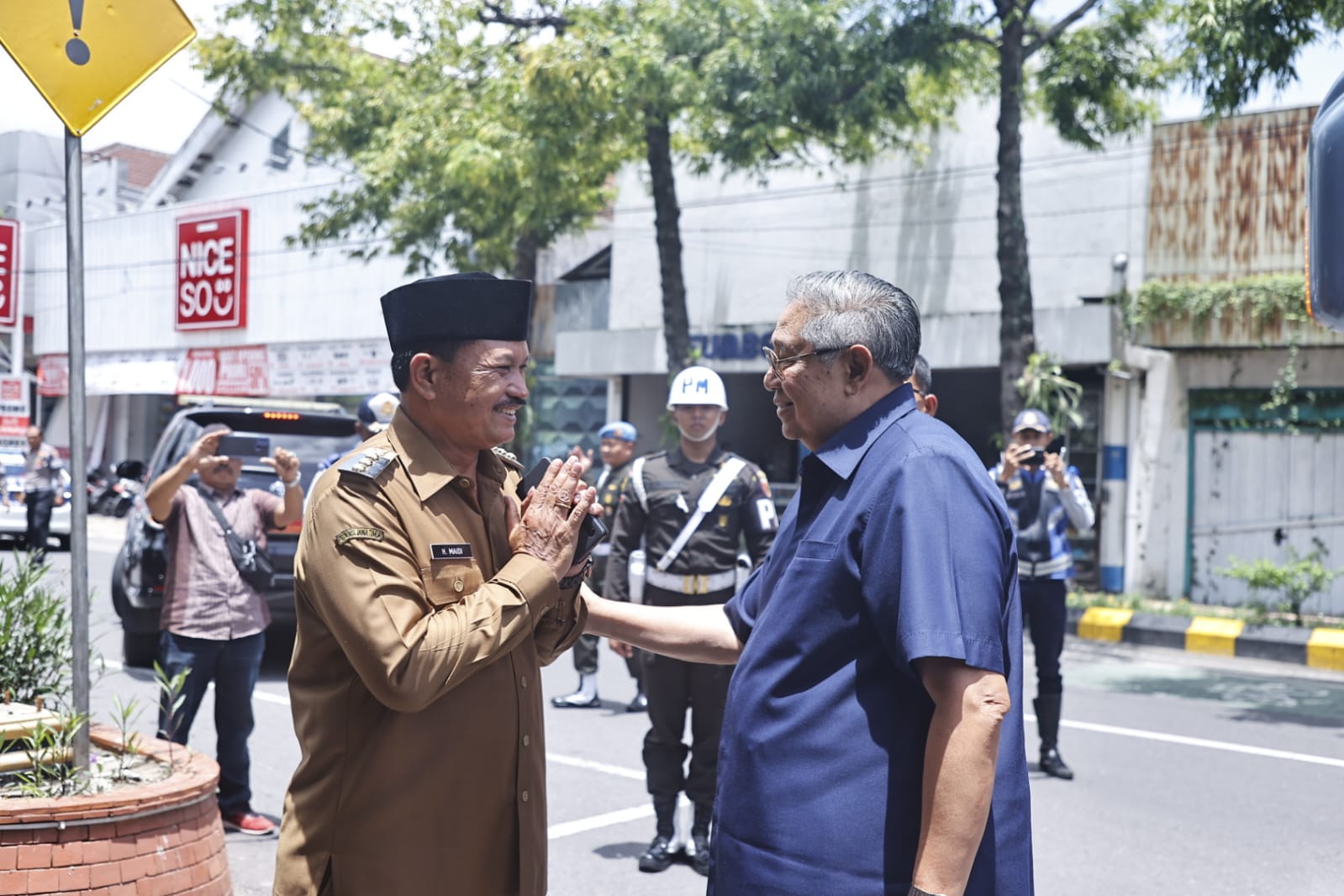 Foto 4 dari 4: Lagi, SBY Kunjungi Kota Madiun, Wali Kota Temani Makan Siang di RM Ayam Goreng Pemuda